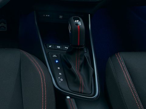 Speciálně navržená řadicí páka nového Hyundai i20 N Line