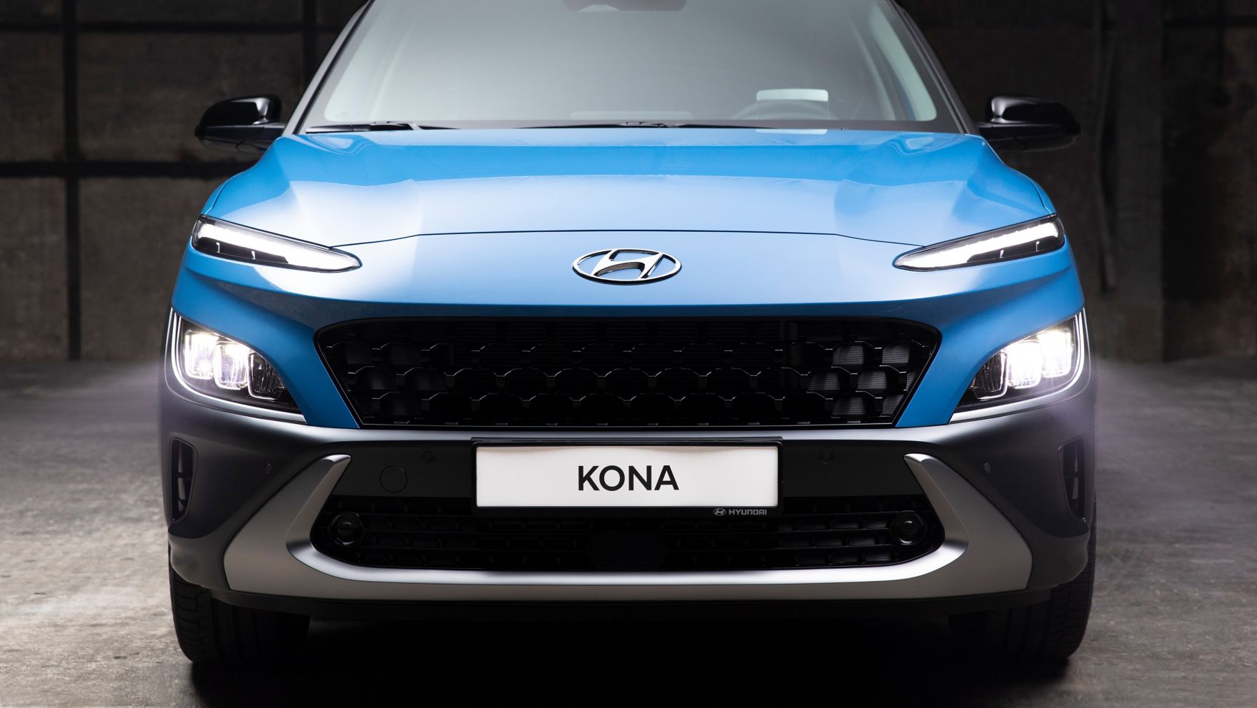 Čelní pohled na nový Hyundai KONA v barvě Surfy Blue.