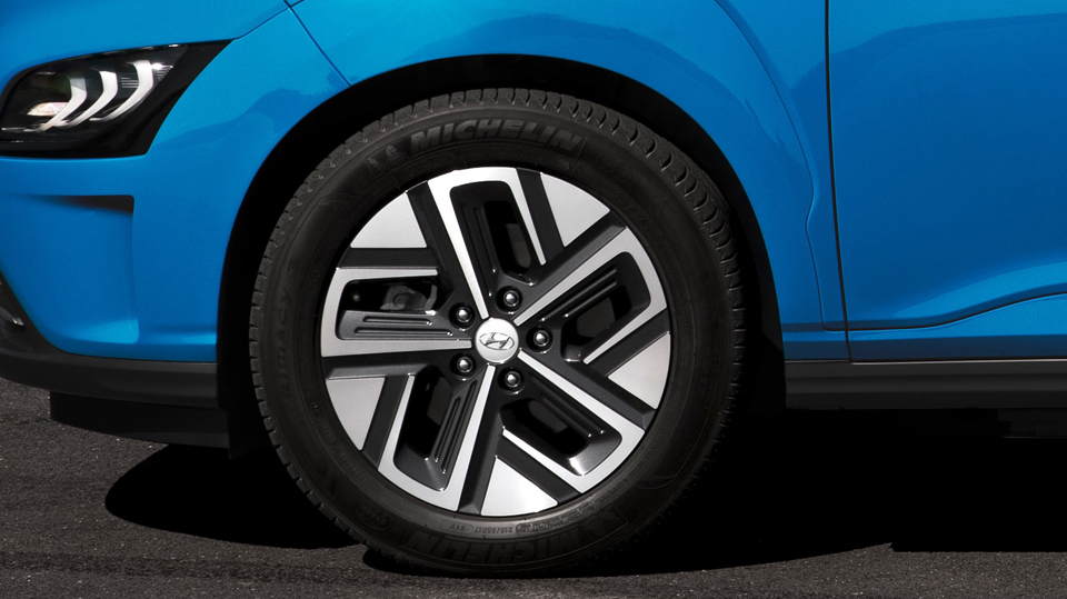 Pohled ze strany na nové kompaktní SUV Hyundai KONA Electric s novými 17“ koly z lehké slitiny.