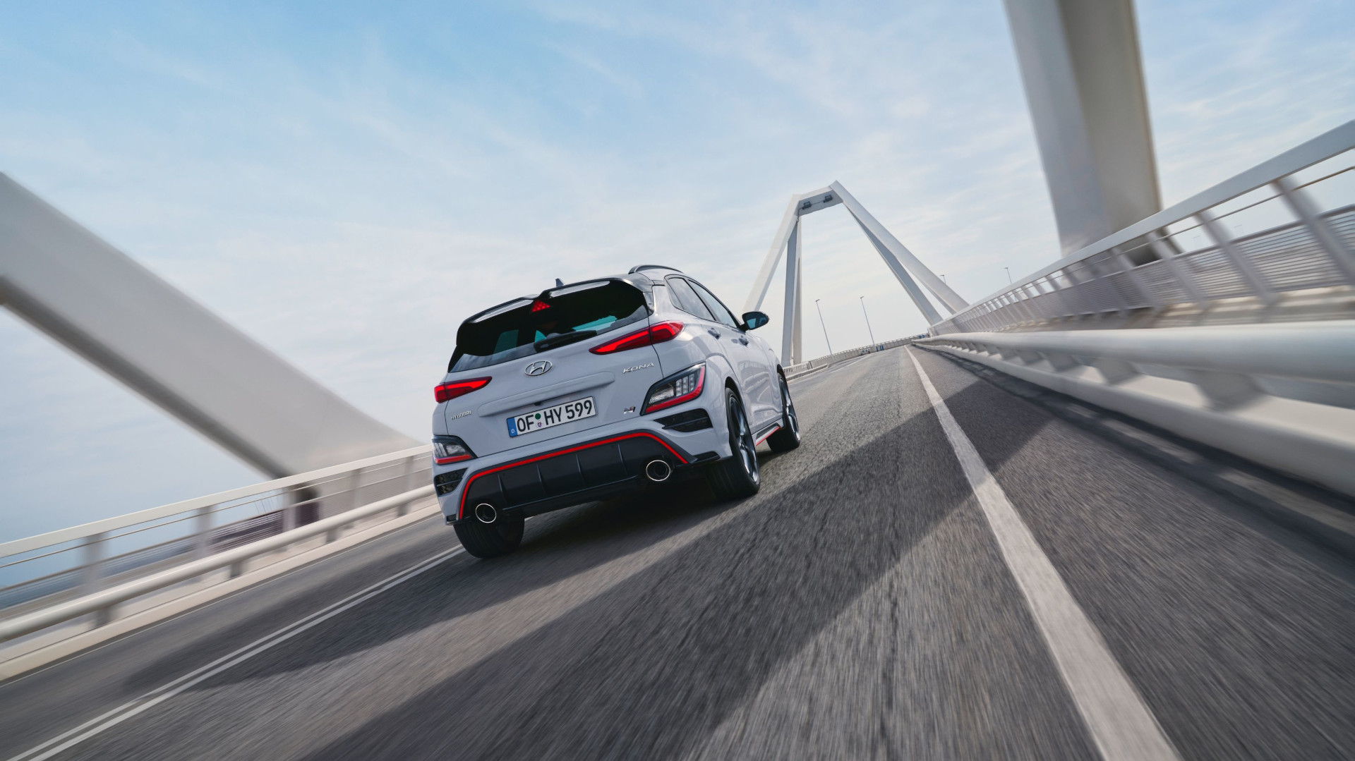 Nový Hyundai KONA N přejíždějící most, v pohledu zezadu.